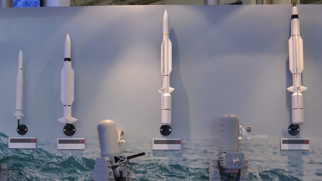 Raytheon otrzymał 156 mln dolarów na dostawę antyrakiet SM-3. Na zdjęciu od lewej makiety rakiet: ESSM, SM-2, SM-6 i SM-3 – fot. M.Dura