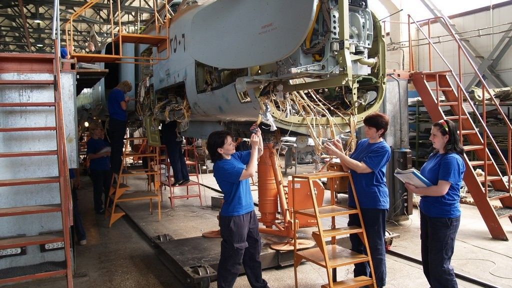 Do Internetu wyciekły zdjęcia remontowanego w Rosji samolotu Su-24 należącego do lotnictwa syryjskiego fot. topwar.ru