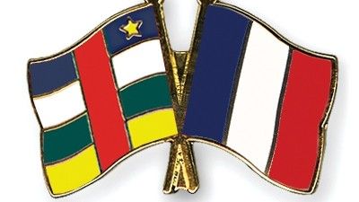 Po lewej flaga Republiki Środkowoafrykańskiej - fot. crossed-flag-pins.com