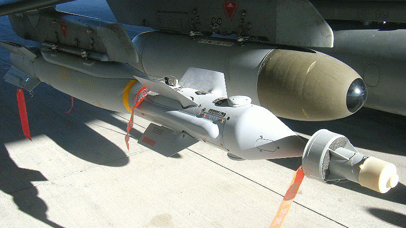 Bomba kierowana Paveway IV, podwieszona pod samolotem Harrier GR. 9. Fot. MoD UK/Crown Copyright.
