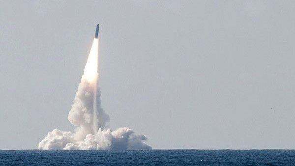 Test francuskiej rakiety balistycznej M51 wystrzelonej z okrętu podwodnego zakończył się niepowodzeniem – fot. DGA