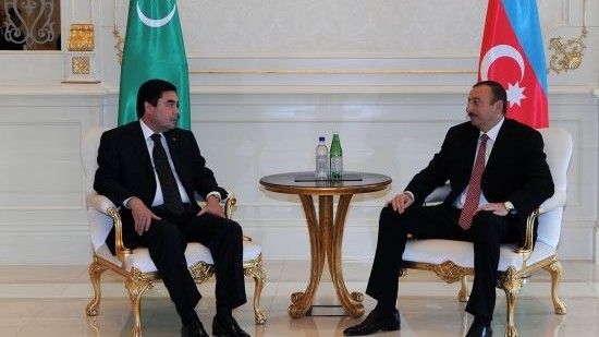 Po lewej Prezydent Turkmenistanu Gurbanguly Berdimuhamedow i jego azerski odpowiednik Ilham Alijew- fot. en.president.az