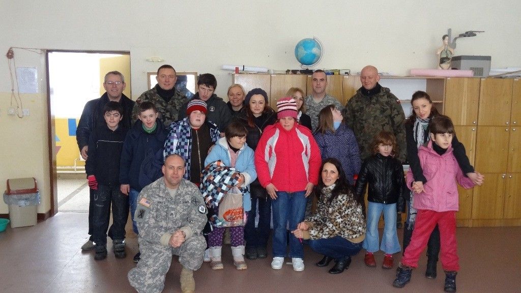 Żołnierze KFOR pomagają lokalnej społeczności - fot. por. mar. Karolina Stochła