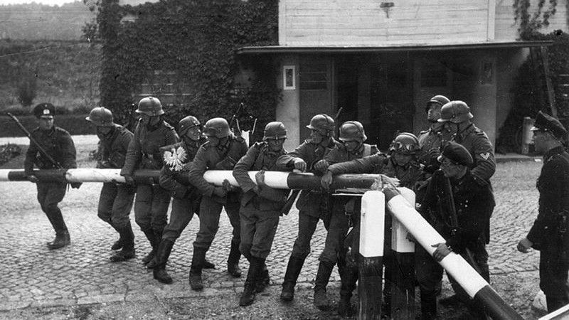 1 września 1939 roku, niemieccy żołnierze niszczą słupy graniczne - fot. Wikipedia