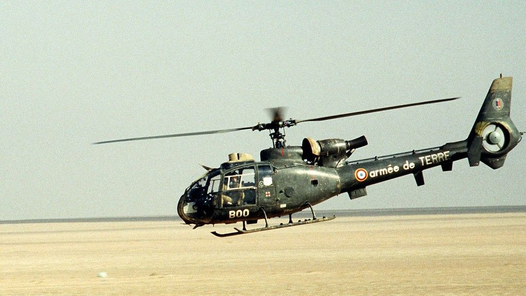 Francuski śmigłowiec Aérospatiale Gazele nad pustynią. – fot. wikipedia.org