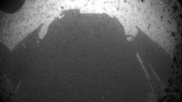 Jedno z pierwszych zdjęć z powierzchni Marsa przesłane na Ziemię przez łazik Curiosity - fot. NASA