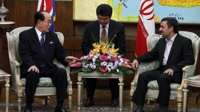 Zdjęcie z wrześniowej wizyty prezydenta Iranu w Phenianie, podczas której podpisano porozumienie o współpracy naukowej i technologicznej - fot. AFP
