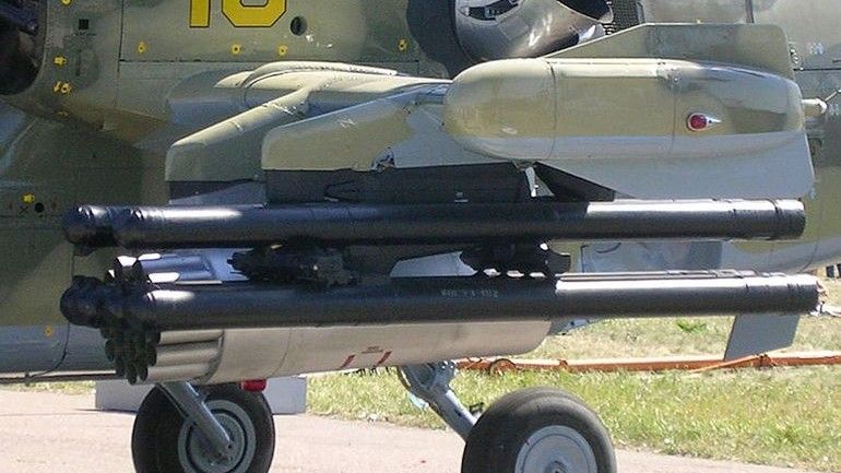 Pociski rakietowe 9K121 Wichr na uzbrojeniu śmigłowca szturmowego Ka-50. Fot. Allocer/Wikipedia/CC 3.0