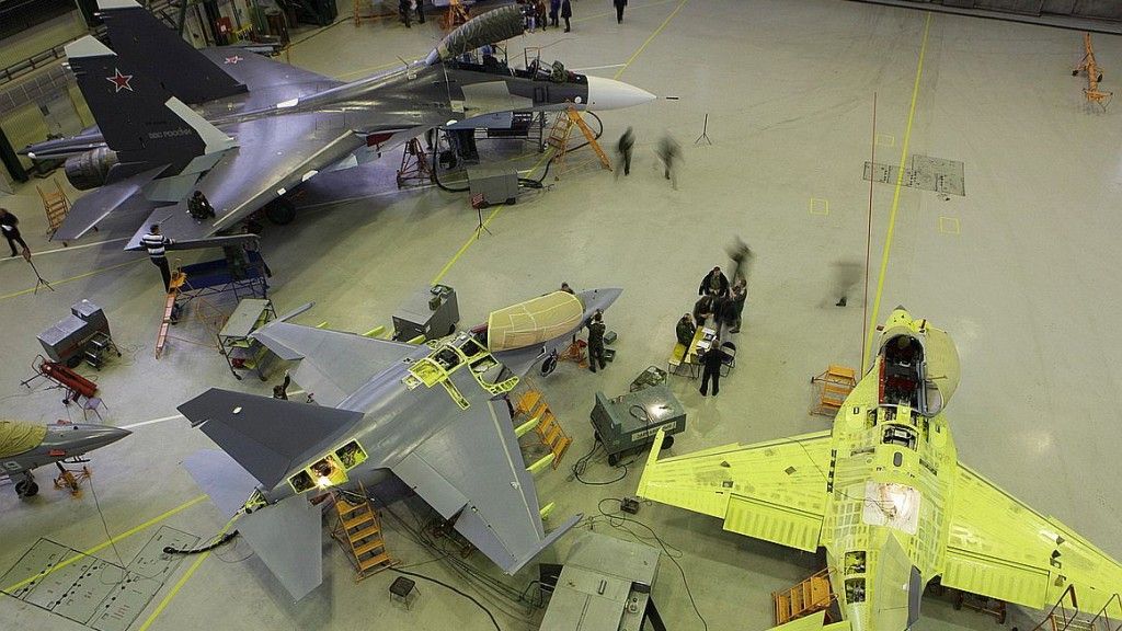 Montaż Su-30SM i dwóch Jak-130 w zakładach Irkut - fot. Irkut