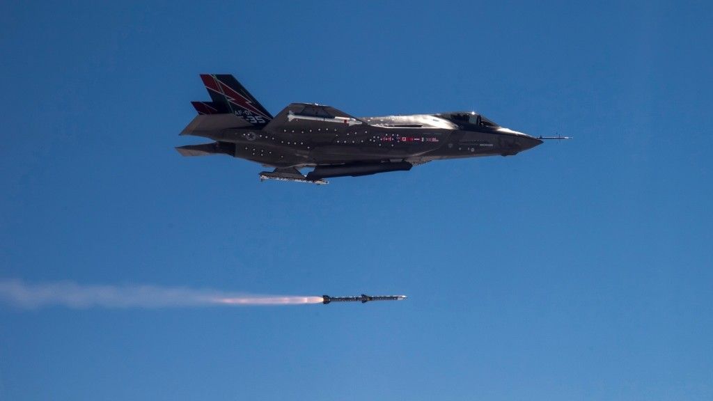 Przeprowadzono udany test odpalenia rakiet AIM-120 z samolotu F-35A – fot. USAF