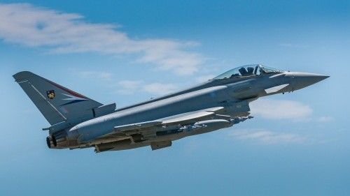 Należący do RAF Eurofighter Typhoon FGR.4 z podwieszonymi bombami Pavewey IV. – fot. BAE System