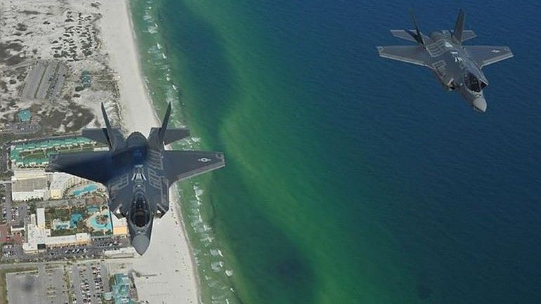 Para F-35 podczas lotu - czy to najbardziej kosztowna pomyłka Pentagonu? - fot. USAF