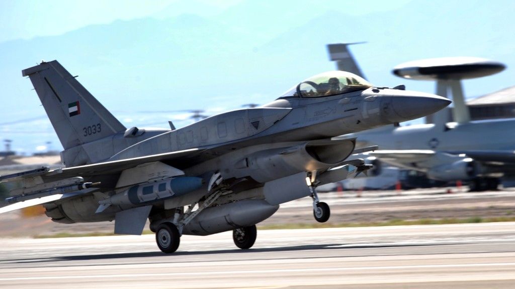 Państwa Bliskiego Wschodu pozostają lukratywnym rynkiem dla amerykańskich producentów uzbrojenia. Na zdjęciu samolot F-16E, należący do sił powietrznych Zjednoczonych Emiratów Arabskich. Fot. Tech. Sgt. Michael R. Holzworth/USAF.