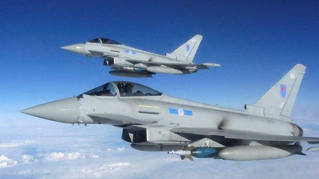 Myśliwce Typhoon z bombami kierowanymi laserowo Paveway II. Fot. MoD UK.