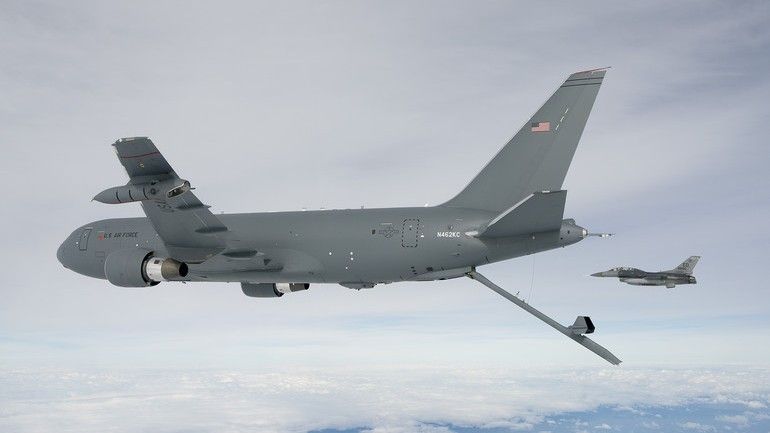 Samolot KC-46A z wysuniętym bomem paliwowym. Fot. USAF