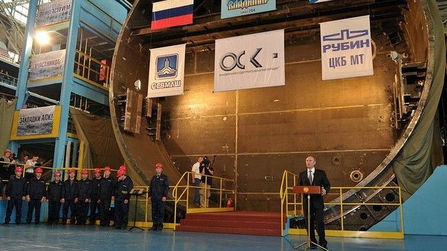Ceremonia położenia stępki pod jeden z okrętów projektu 955 "Kniaź Władimir". Fot. Kremlin.ru via Wikimedia Commons.