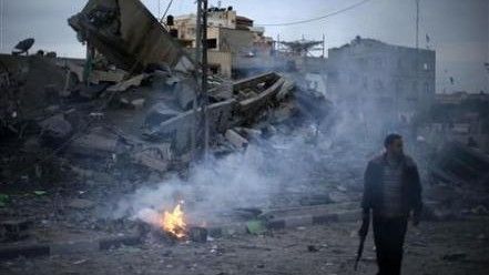 Zniszczone przez izraelski nalot biuro premiera Hamasu - fot. Reuters/Suhaib Salem