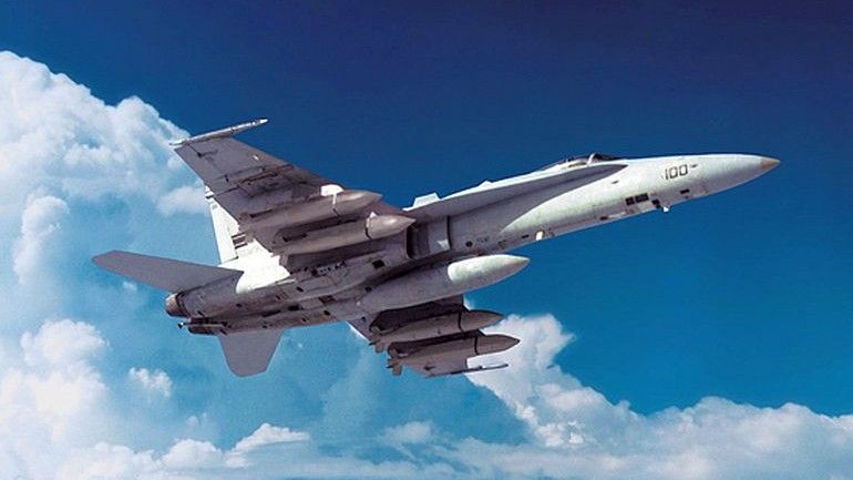 F/A-18 Super Hornet przenoszący bomby szybujące JSOW C-1. Fot. Raytheon