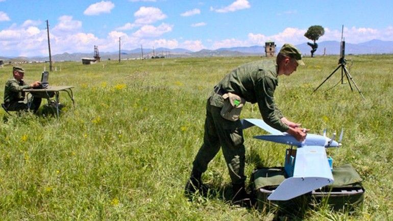 Operatorzy rosyjskich bezzałogówców sprawdzają sprzęt przed lotem kontrolującym stopień gotowości bojowej personelu baz rosyjskich w Armenii. Fot. mil.ru