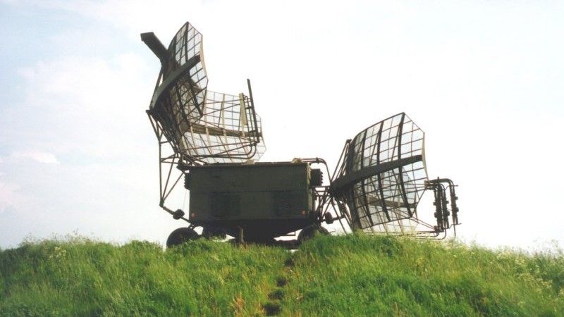 Nowa stacja radiolokacyjna miałaby zastąpić radary typu P-37. Na zdjęciu radar tego typu w siłach zbrojnych Niemiec w latach 90. Fot. Averse/Wikimedia Commons/CC-BY-SA 3.0.
