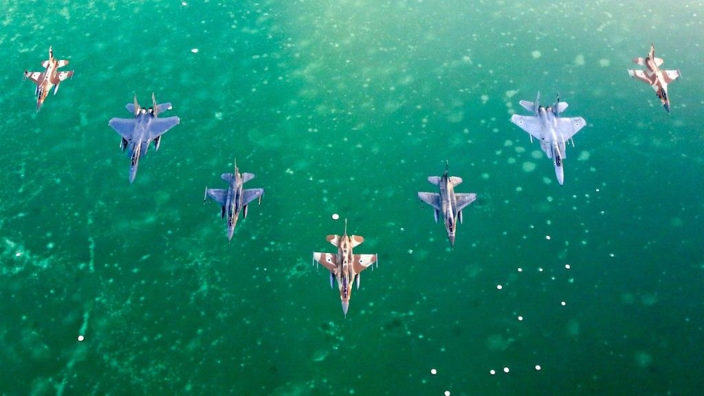 Izraelskie, polskie i greckie F-16 oraz amerykańskie F-15 podczas ćwiczeń Blue Flag 2015. Fot. Israel Air Forces