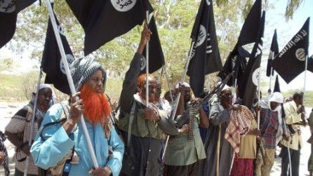 Członkowie ruchu al-Shabab z flagami al-Kaidy - fot. thewasat.wordpress.com