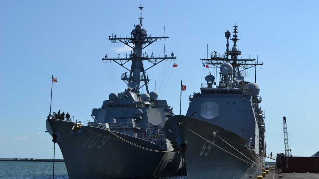 Największe do soboty okręty bojowe biorące udział w ćwiczeniu BALTOPS 2015 – amerykańskie: niszczyciel i krążownik AEGIS – fot. M.Dura