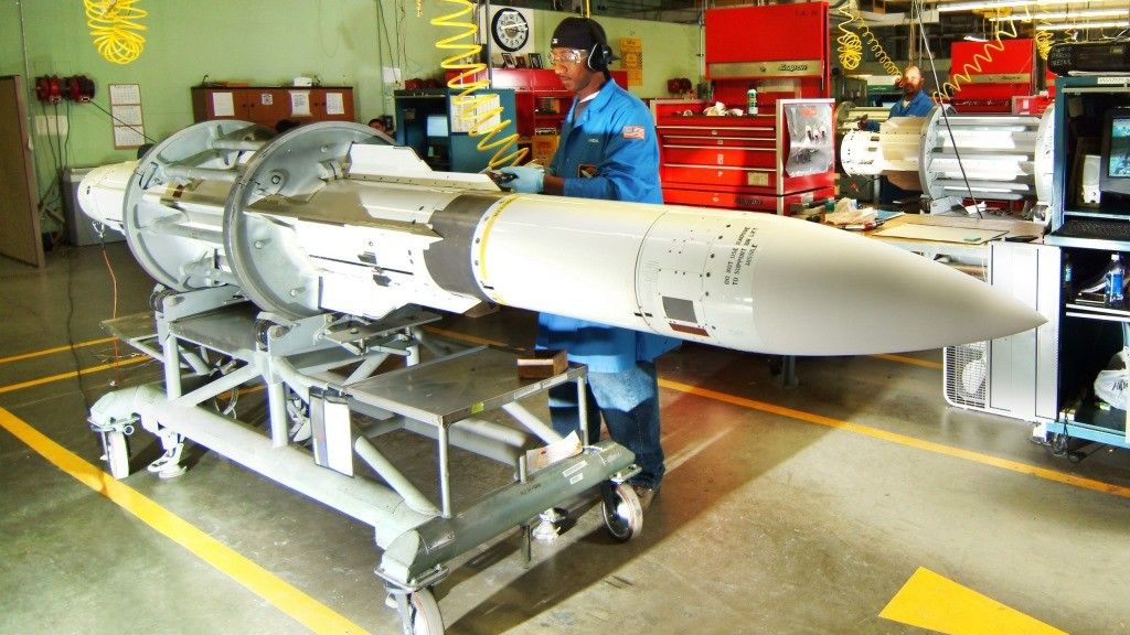 Przegląd rakiety SM-2 – fot. E.Cortez/US Navy