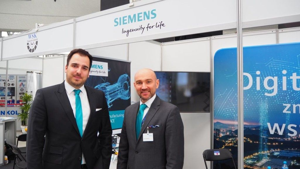 Daniel Bestian (z lewej) oraz Karol Staworko, dyrektor pionu Digital Factory Motion Control w polskim oddziale Siemensa. Fot. Paweł Ziemnicki/Defence24.pl