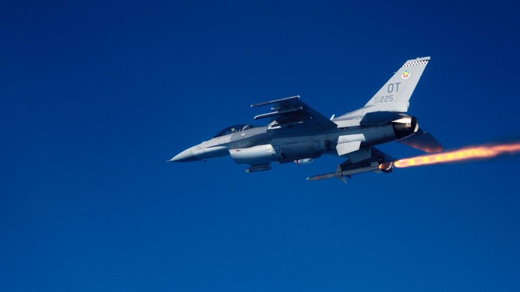 F-16 odpalający rakietę HARM, źródło: af.mil
