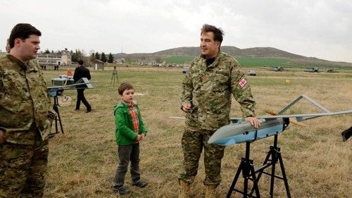 10 kwietnia 2012 Saakaszwili był obecny przy pierwszych lotach testowych gruzińskich dronów- fot. president.gov.ge