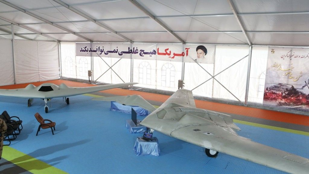 Irańczycy zaprezentowali swoją kopię bezzałogowego statku powietrznego RQ-170 wraz ze zdobytym ponad dwa lata temu oryginałem– fot. defence.pk