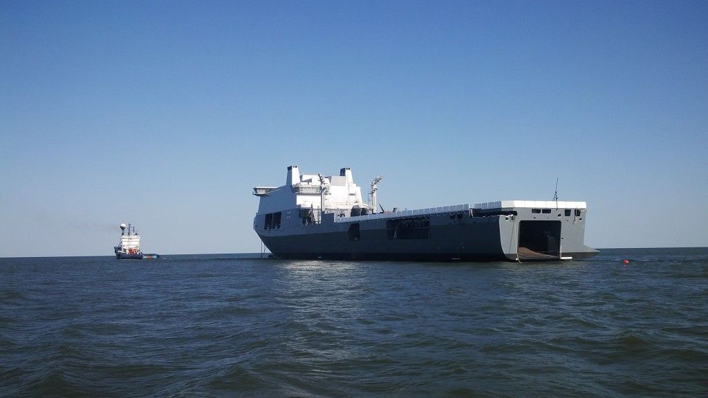 W Holandii ochrzczono duży, wielozadaniowy okręt wsparcia HNLMS „Karel Dorman” – fot. www.militaryphotos.net