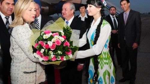Powitanie Hillary Clinton podczas jej wizyty w Uzbekistanie- uzbekistan.usembassy.gov