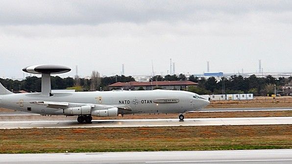 Należący do NATO samolot AWACS na lotnisku Konya w Turcji. Fot. NATO