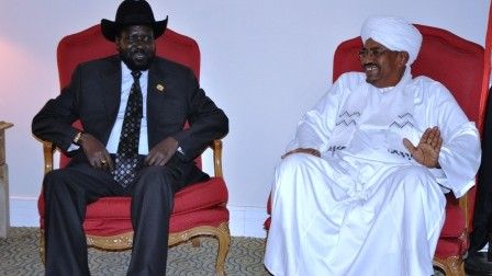 Prezydent Sudanu Południowego (po lewej) i Sudanu Omar al-Baszir - fot. Thomas Kenneth