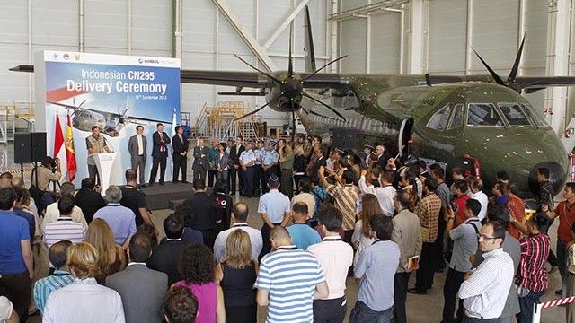 Uroczystość odbioru przez władze Indonezji pierwszych egzemplarzy samolotów transportowych C-295M - fot. Airbus Military
