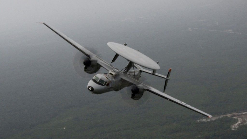 Samolot E-2D udowodnił, że może służyć również do naprowadzania na cele bomb szybujących JSOW – fot. USAF