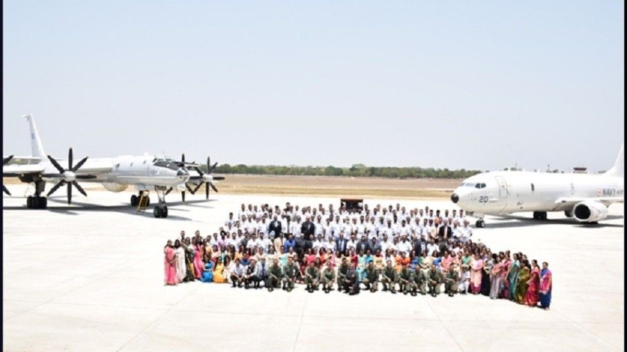 Pamiątkowa fotografia personelu obsługującego obie generacje indyjskich samolotów patrolowych - wycofanego Tu-142 i nowego Boeinga P-8. Fot. Indyjska Marynarka Wojenna / indiannavy.nic.in