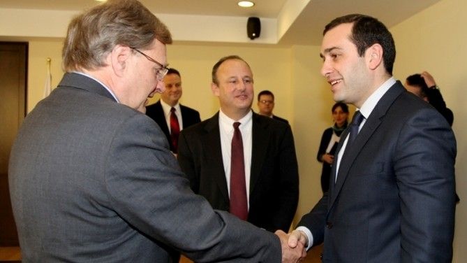 Zastępca Sekretarz Stanu Stanów Zjednoczonych Eric Rubin (w środku) i minister obrony Gruzji Irakli Alasania (po prawej) - fot. mod.gov.ge