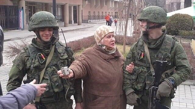 Podpis pod tym zdjęciem umieszczonym na blogu jest nam dobrze znany z historii: „rosyjskie wojska są witane jak armia oswobodzicieli” – fot. topwar.ru