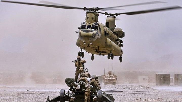 Za chwilę amerykańska haubica zawiśnie pod CH-47 Chinook w drodze do domu. Kandahar, Afganistan. – fot. US Army