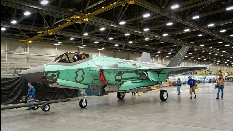 F-35 opuszczający fabrykę - fot. Lockheed Martin