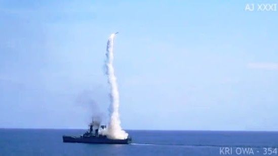 Moment odpalenia pocisku rakietowego Jachont - fot. Marynarka Wojenna Indonezji