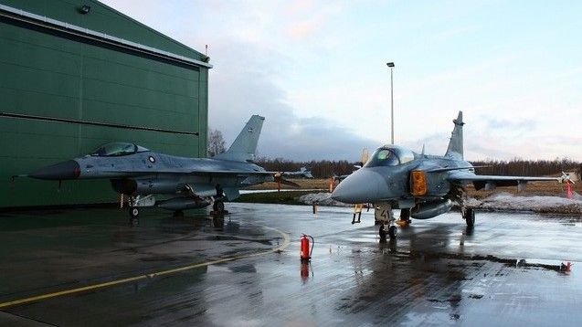 Duński F-16 i czeski JAS-39 w litewskiej bazie lotniczej - fot. Ministerstwo Obrony Republiki Czeskiej