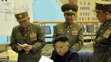 Kim Jong-Un zmienił najwyższego dowódcę północnokoreańskiej armii na zaznaczonego na zdjęciu generała Ri Yong-Gila – fot. Rodong Sinmun
