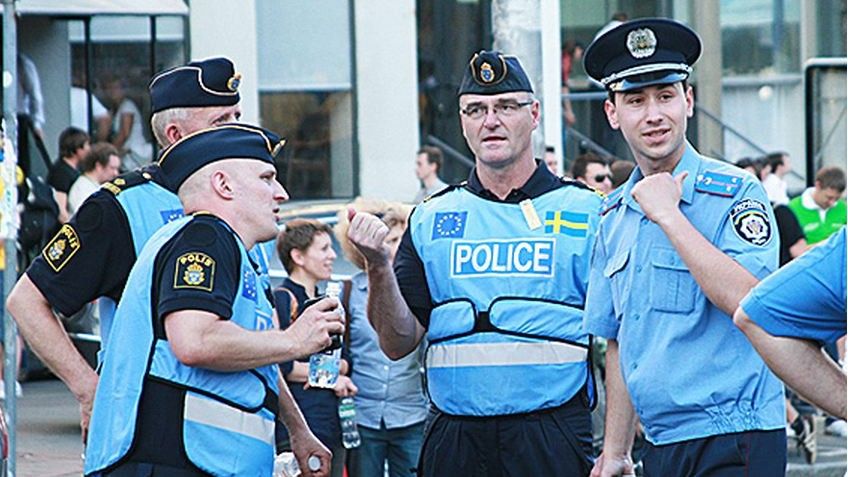 Szwedzcy policjanci i ukraiński milicjant działający wspólnie - fot. mvs.gov.ua