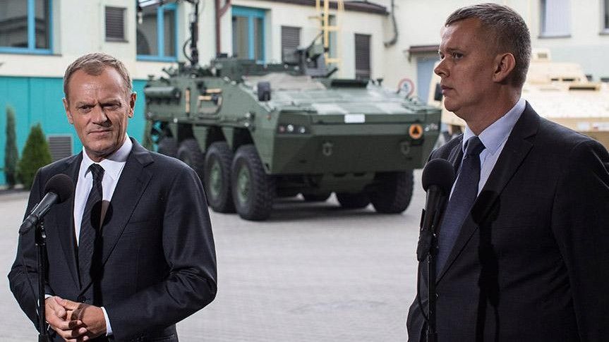 Premier Donald Tusk i minister obrony Tomasz Siemoniak informują o powstaniu Polskiej Grupy Zbrojeniowej- fot. MON