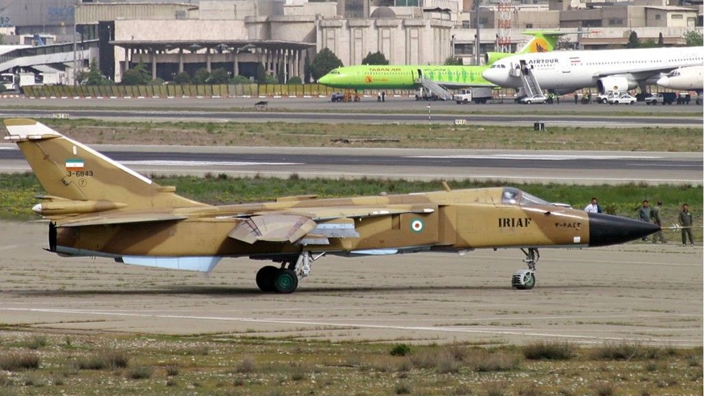 Samolot Su-24MK irańskich sił powietrznych. Podobne maszyny trafiły do Iranu z Iraku podczas wojny w Zatoce Perskiej. Nie jest wykluczone, że Irak otrzyma między innymi maszyny tego typu. Fot. Shahram Sharifi/Wikimedia Commons.