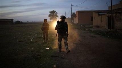 Francuski żołnierz w Mali oczekuje na transport - fot. AP